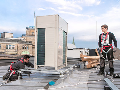 Dachinstallation einer Klimaanlage